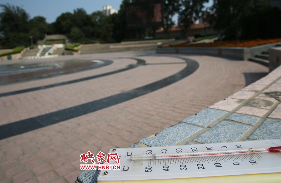 7月8日下午15時(shí)46分，紫荊山公園地表溫度為42度（溫度計(jì)放置地面測(cè)量），比人防納涼處高17度。