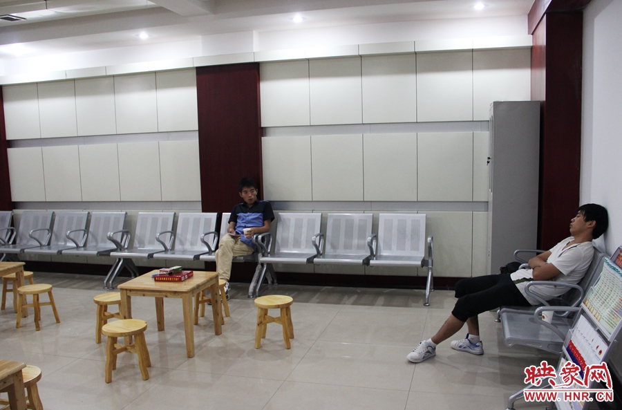 中原區(qū)人防納涼場(chǎng)所（桐柏路與中原路交叉口），市民在22度的室內(nèi)休息，并配有棋牌和飲用水。