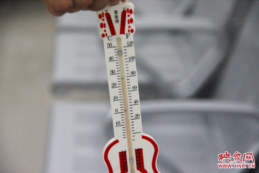 中原區(qū)人防納涼場(chǎng)所（桐柏路與中原路交叉口），室內(nèi)溫度達(dá)24度，相比中原區(qū)室外溫度低14度。