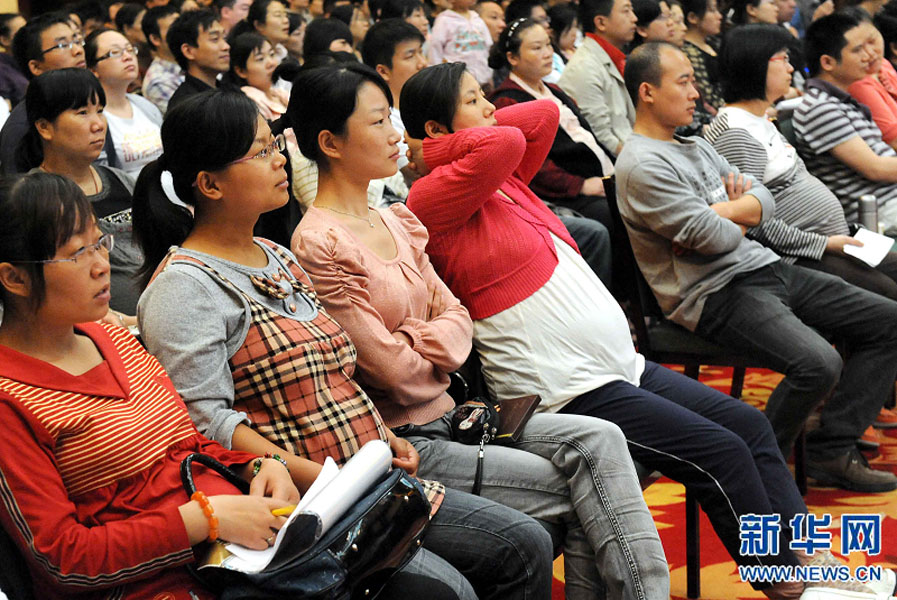 “準(zhǔn)媽媽”和“準(zhǔn)爸爸”們?cè)卩嵵菔信e行的一場金色“孕”律音樂會(huì)現(xiàn)場欣賞搖籃曲（2011年5月8日攝）。