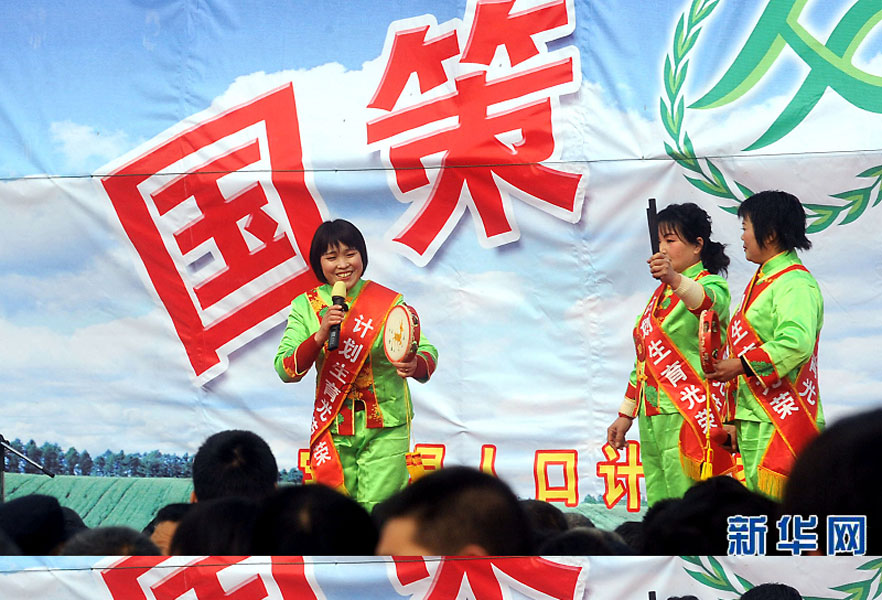 說唱演員在河南省寶豐縣街頭宣傳計(jì)劃生育政策（2008年2月19日攝）。