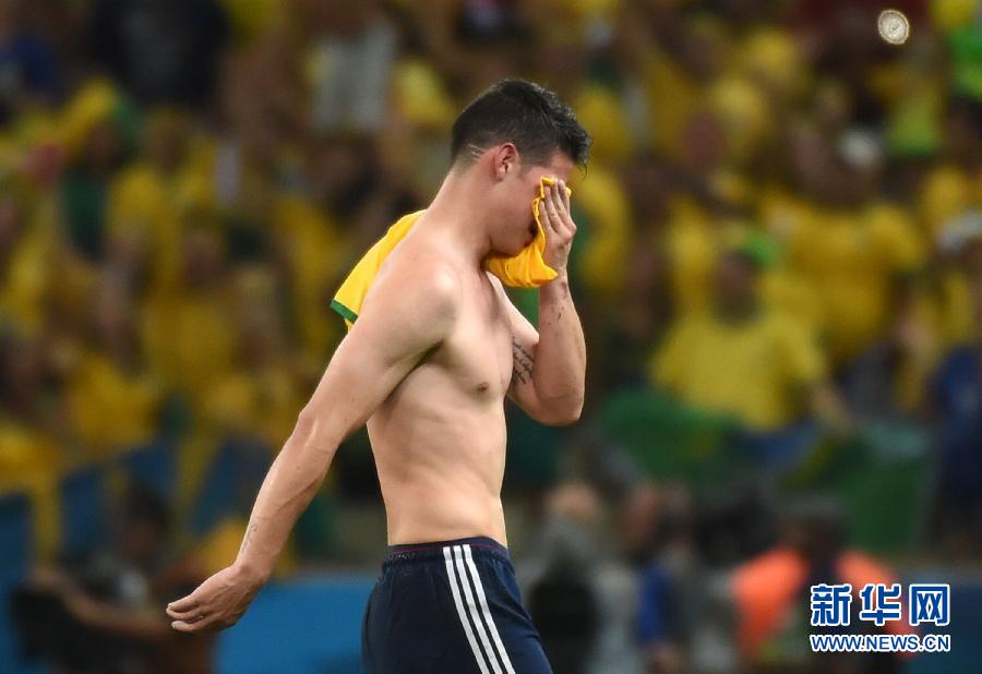 7月4日，哥倫比亞隊球員羅德里格斯退場時掩面而泣。