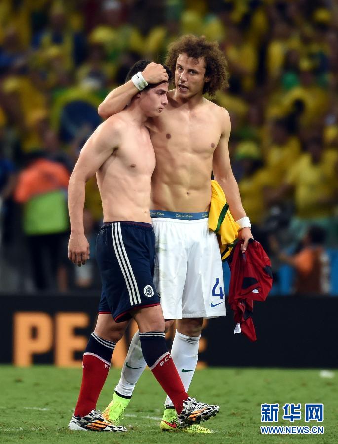 圖為7月4日，巴西隊球員路易斯（右）賽后安慰哥倫比亞隊球員羅德里格斯。