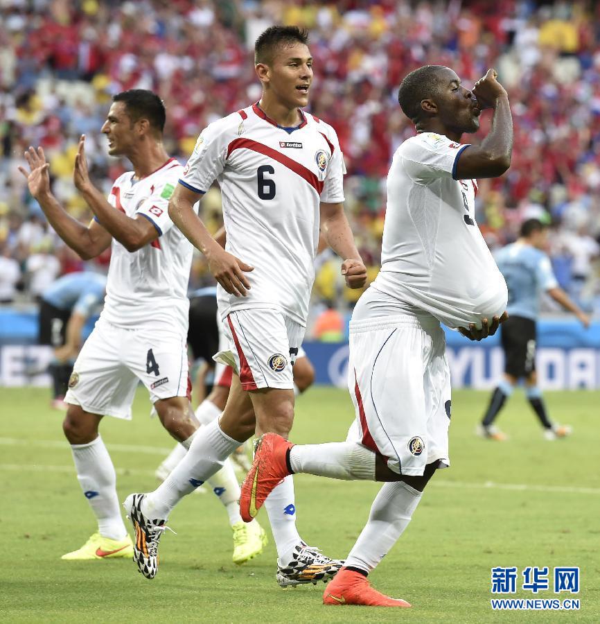 6月14日，哥斯達黎加隊球員喬·坎貝爾（右一）進球后將足球塞進衣服內(nèi)慶祝。