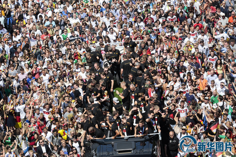 當(dāng)?shù)貢r(shí)間2014年7月15日，德國柏林，德國隊(duì)歸國舉行奪冠巡游。