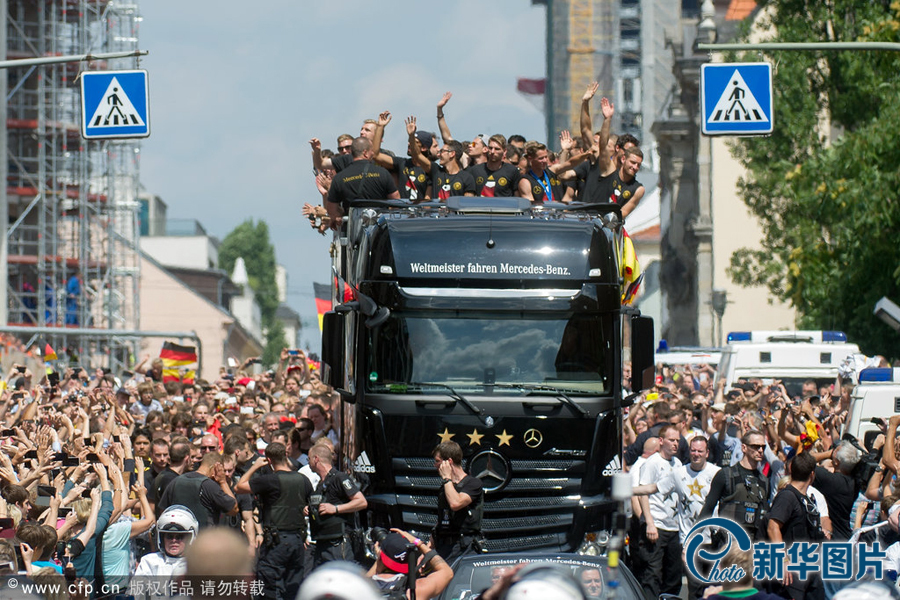 當(dāng)?shù)貢r(shí)間2014年7月15日，德國柏林，德國隊(duì)歸國舉行奪冠巡游。