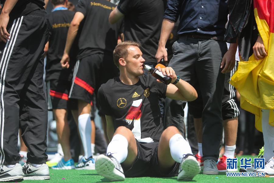 當(dāng)?shù)貢r(shí)間2014年7月15日，德國柏林，德國隊(duì)歸國舉行奪冠巡游