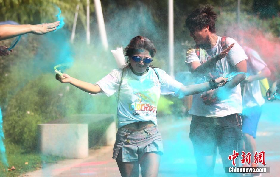 7月19日,參加彩虹跑的年輕人沖向終點后合影。