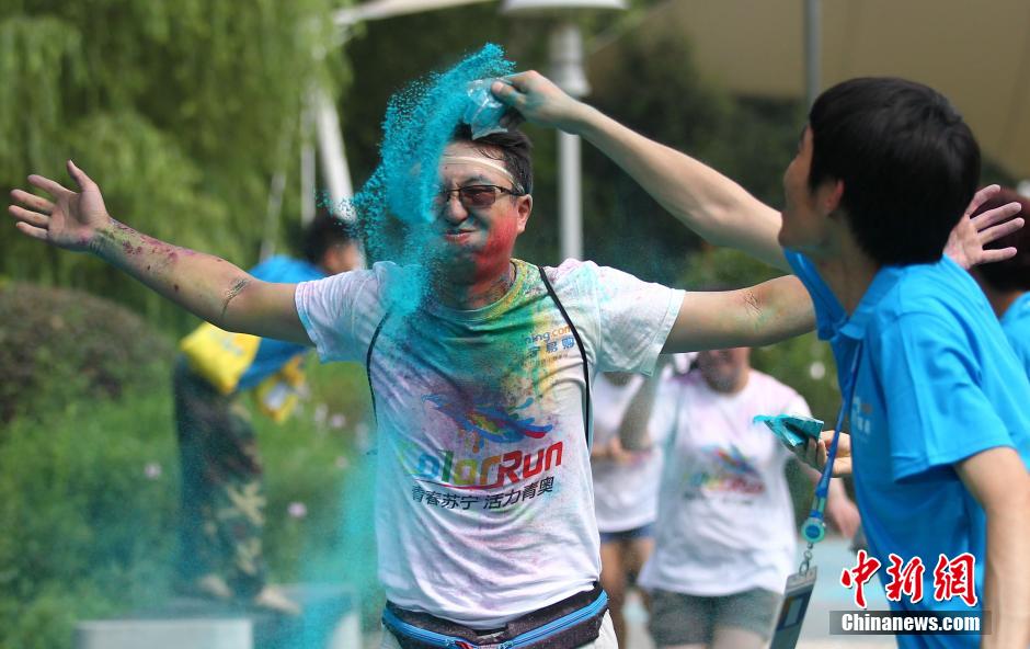 7月19日,參加彩虹跑的年輕人沖向終點后合影。