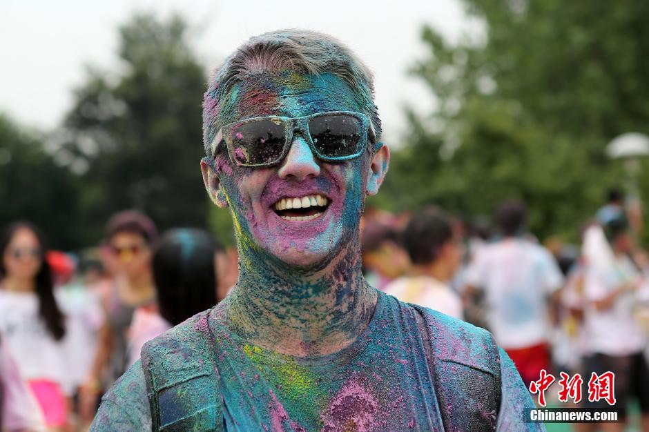 7月19日,參加彩虹跑的年輕人沖向終點后合影。