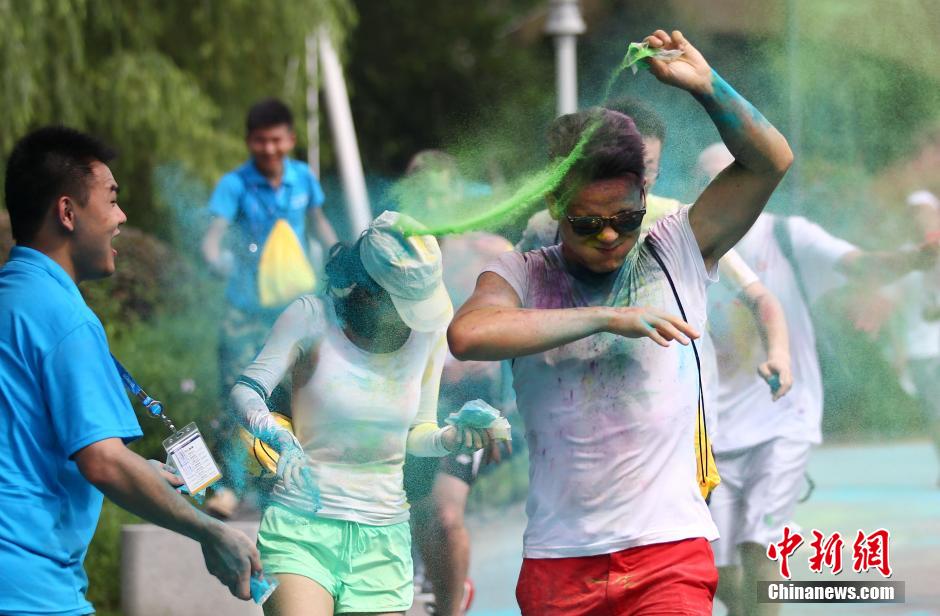 7月19日,參加彩虹跑的年輕人沖向終點后合影。