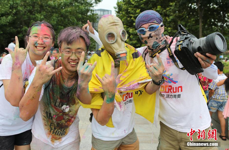 7月19日,參加彩虹跑的年輕人沖向終點后合影。