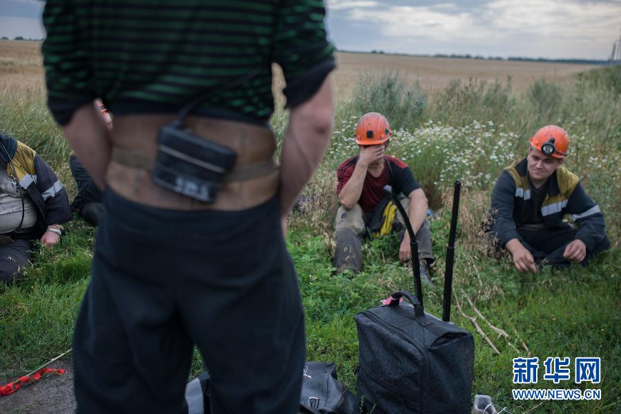 7月19日,在烏克蘭頓涅茨克州馬航MH17航班的墜毀現(xiàn)場附近,幾名礦工志愿者在休息。