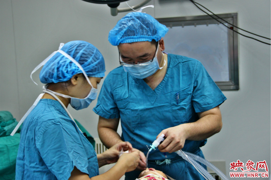 醫(yī)生正在對(duì)小龍進(jìn)行麻醉后的觀察。