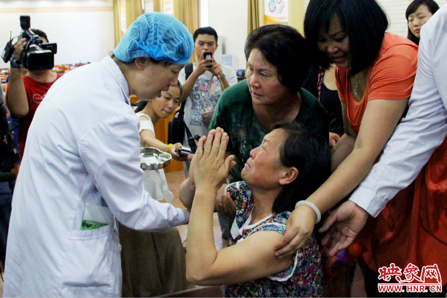 當(dāng)?shù)弥↓埬X部的鋼針成功取出，馮書想的情緒有些激動(dòng)。