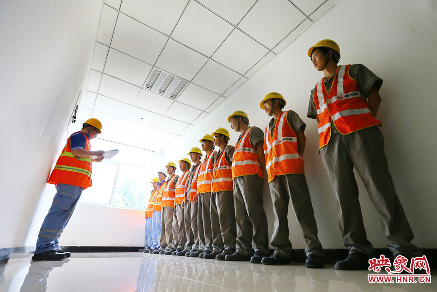 檢修前，班長(zhǎng)需要向大家提醒工作要點(diǎn)和安全事項(xiàng)