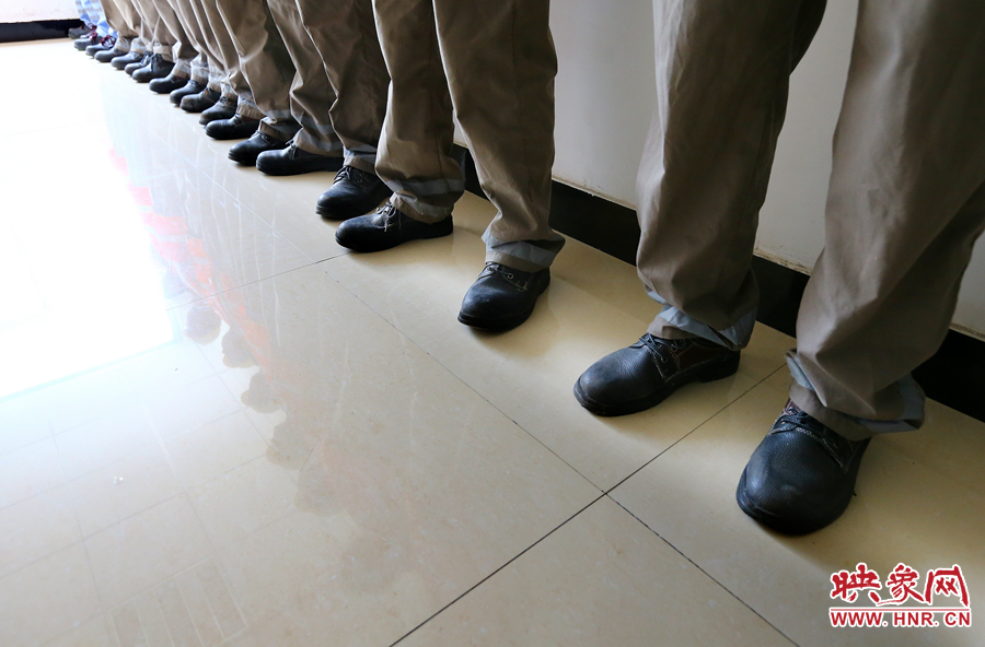 由于工作需要，即使在高溫天氣下也必須穿厚重的絕緣鞋