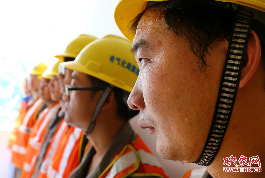 入伏的天氣里，一套工裝穿在身上，即使不動(dòng)也是滿頭大汗