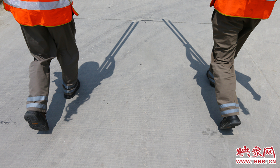 中午時(shí)分，烈日當(dāng)頭，在滾燙的水泥地面上投下了小小的身影