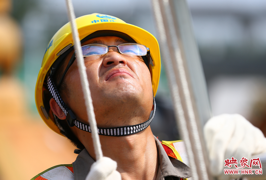酷暑下，工人師傅的每一個(gè)動(dòng)作都消耗著大量的體力