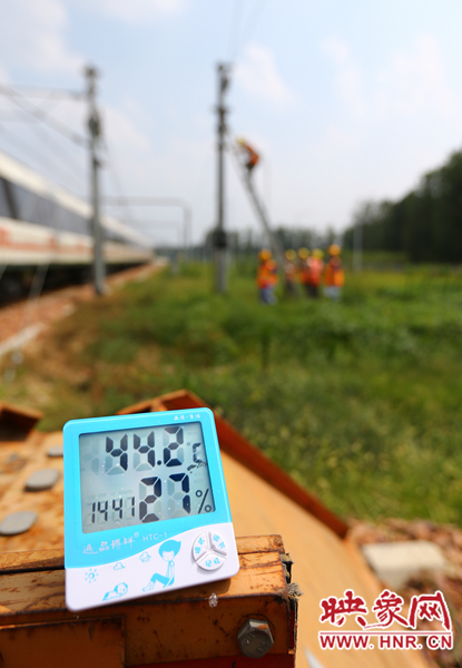 剛開(kāi)始工作20分鐘，戶外溫度已經(jīng)達(dá)到44.2℃