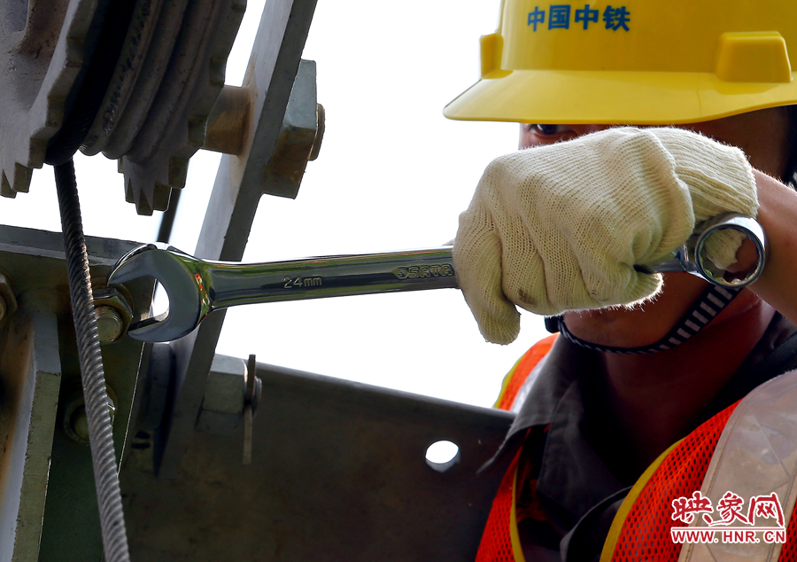 雖然備受高溫的煎熬，但是工作卻是一絲不茍