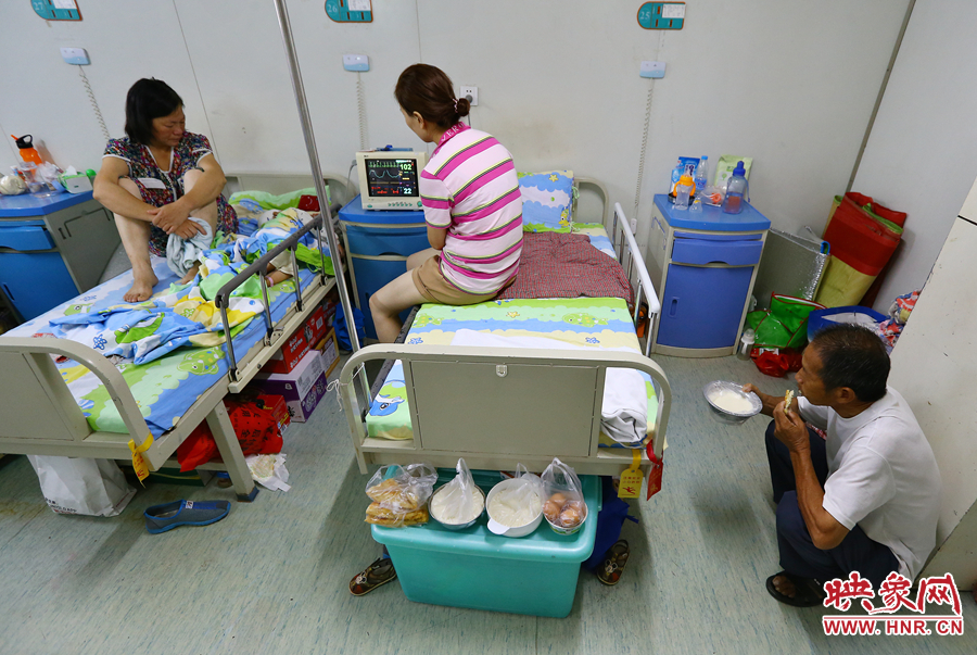 早上八點多，親戚買來了早餐，可是孩子的奶奶和姑姑卻吃不下去