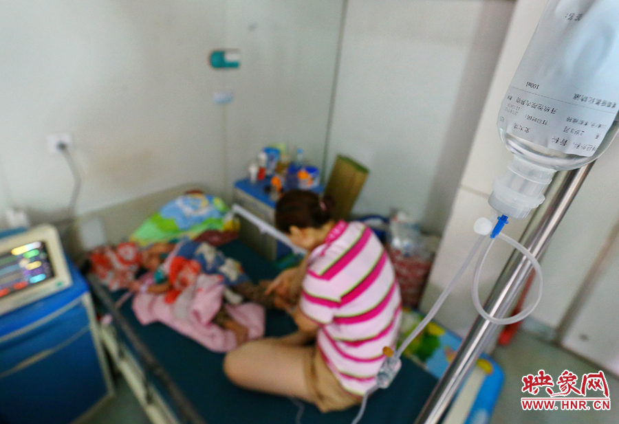 早上7點左右，醫(yī)生為大龍輸液做術(shù)前準(zhǔn)備