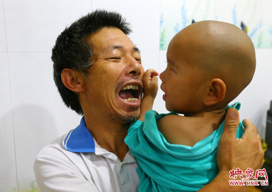 麻醉前，爺爺努力逗著大龍笑，他希望孩子能暫時忘記傷病帶來的疼痛