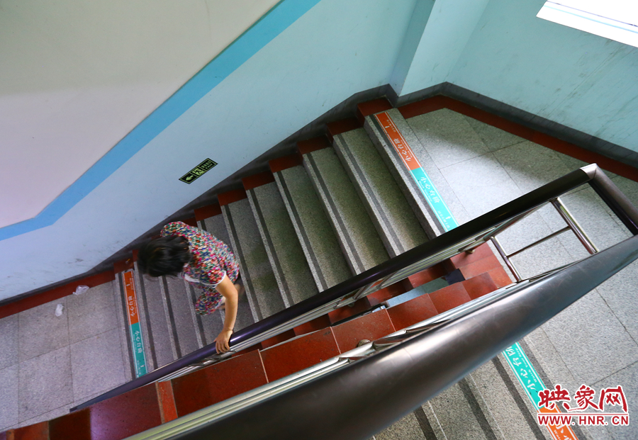 當(dāng)看到孫子進(jìn)入手術(shù)室后，大龍的奶奶含著淚離開