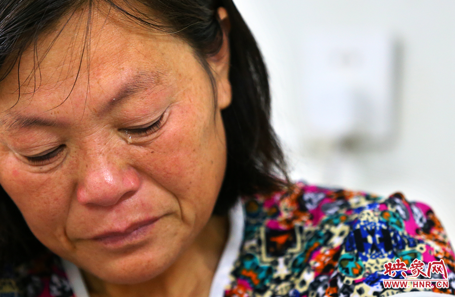 大龍手術(shù)時，等待結(jié)果的奶奶留下了淚水