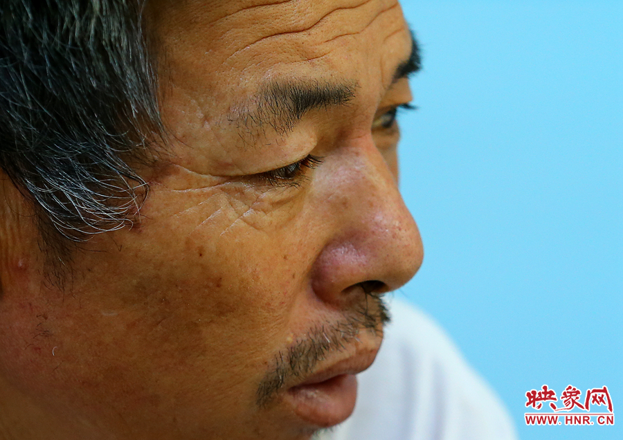 大龍爺爺兩鬢的白發(fā)這兩天好像又多了些，在手術(shù)室外的等待，更是對他內(nèi)心的煎熬。