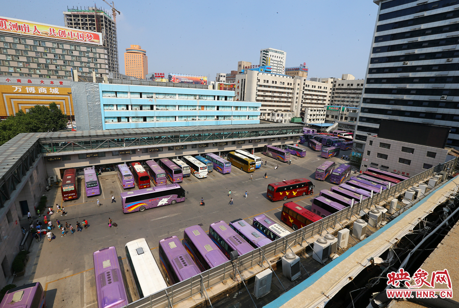 不大的停車場內(nèi)，每天都有上千輛長途車需要調(diào)度員指揮協(xié)調(diào)