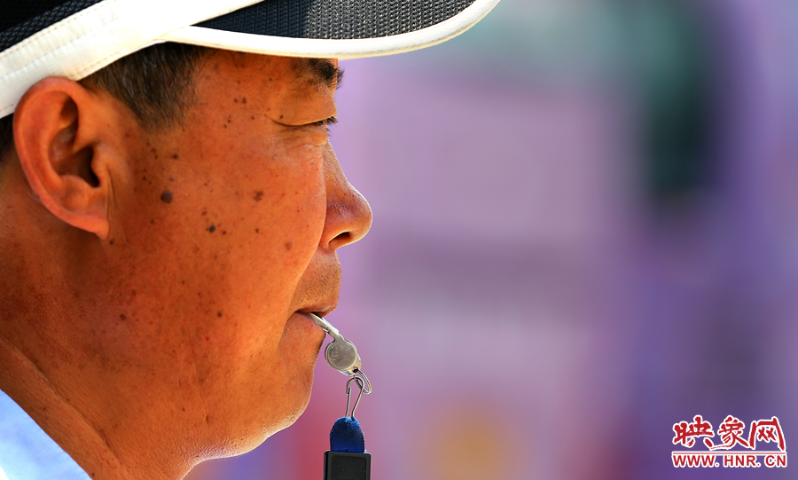 嘴中的口哨不停的響起，一個(gè)班下來口干舌燥是家常便飯