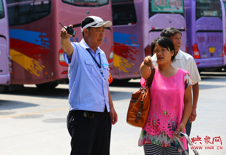 指揮調(diào)度期間，不停的有乘客咨詢乘車問題，調(diào)度員都是耐心的給他們解答