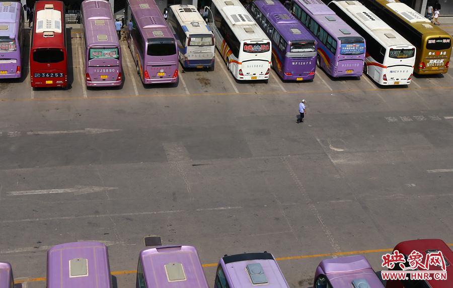 在不大的車站內(nèi)，幾十輛客車不停運(yùn)轉(zhuǎn)的發(fā)動(dòng)機(jī)，使得場站內(nèi)溫度居高不下