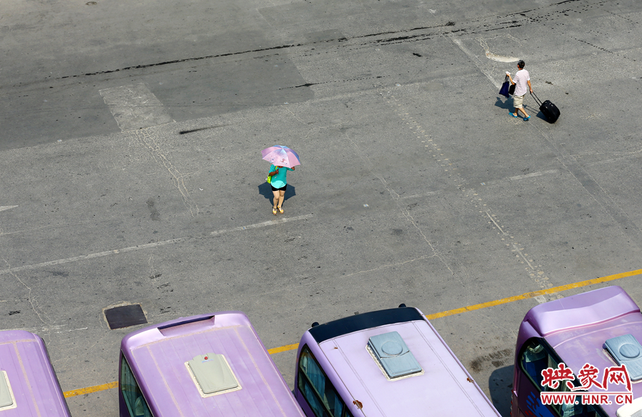 酷暑的陽光，常常曬化車站內(nèi)地面的瀝青，乘車的旅客都是匆匆而過，不愿過多停留。