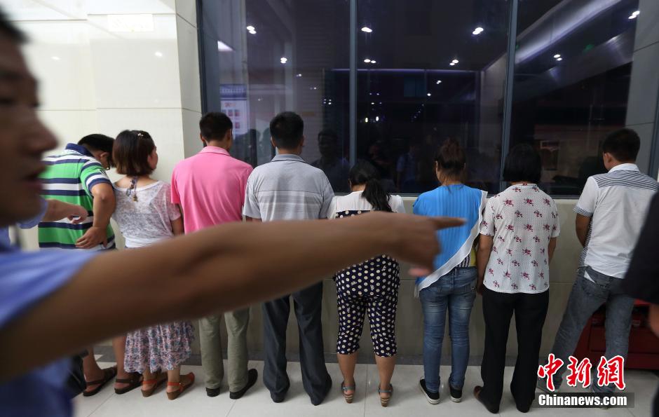 7月24日晚,南京警方將抓獲的以福建、江西、河南、湖北、黑龍江等多個(gè)外省市的涉及傳銷人員集中帶回。