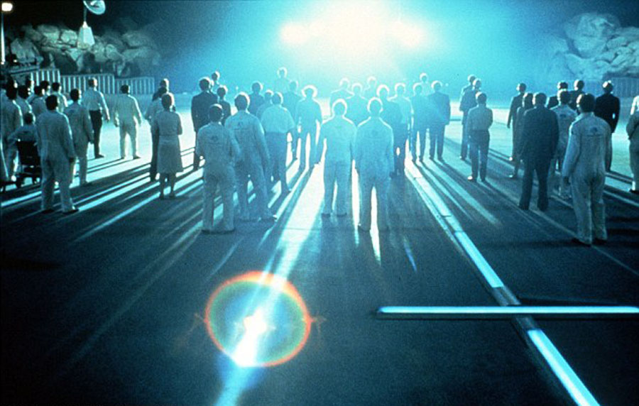 攝影師拍攝到的圖片看上去像科幻電影《第三類接觸》中外星人登陸地球的畫面。