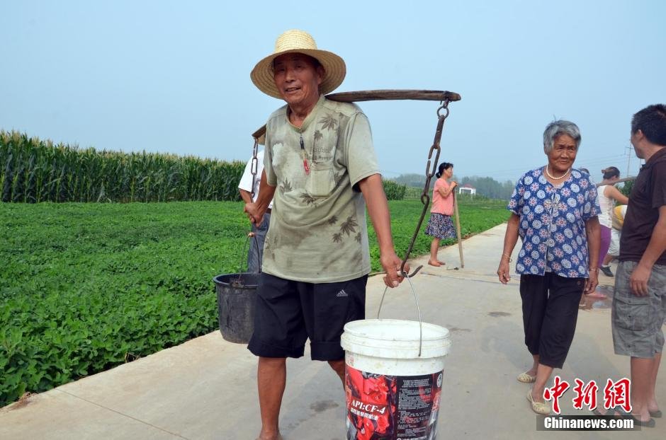 每天排隊(duì)取水，廢水循環(huán)使用已成為該村老少的生活習(xí)慣。