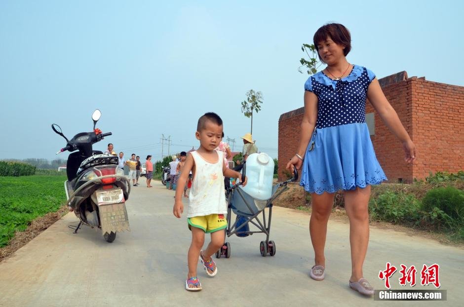 村民每天排隊(duì)取水。