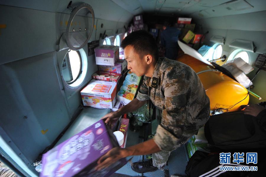  8月5日，在魯?shù)榭h龍頭山鎮(zhèn)，部隊(duì)官兵從直升機(jī)上卸載救災(zāi)物資。