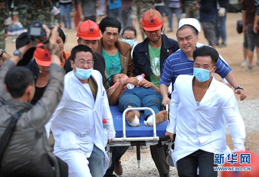 8月5日，在魯?shù)榭h龍頭山鎮(zhèn)，醫(yī)護(hù)人員準(zhǔn)備將傷員轉(zhuǎn)運(yùn)到直升機(jī)。