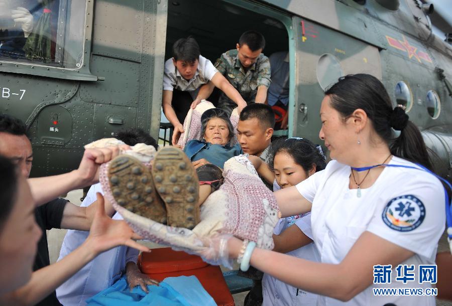 8月5日，醫(yī)護(hù)人員將一名通過(guò)直升機(jī)從震中轉(zhuǎn)運(yùn)出來(lái)的傷員運(yùn)下飛機(jī)。