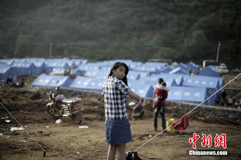 云南昭通龍頭山鎮(zhèn)受災(zāi)群眾安置點，上千災(zāi)民被安置在此，開始新的生活。