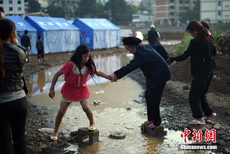 2014年8月6日，云南魯?shù)辇堫^山災(zāi)區(qū)，民眾暫居帳篷。
