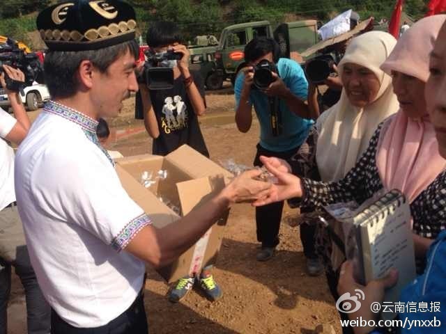 　“切糕王子”阿迪力帶著重達(dá)5噸、價(jià)值50萬元的切糕于7日下午抵達(dá)魯?shù)榈卣鹫鹬旋堫^山鎮(zhèn)。