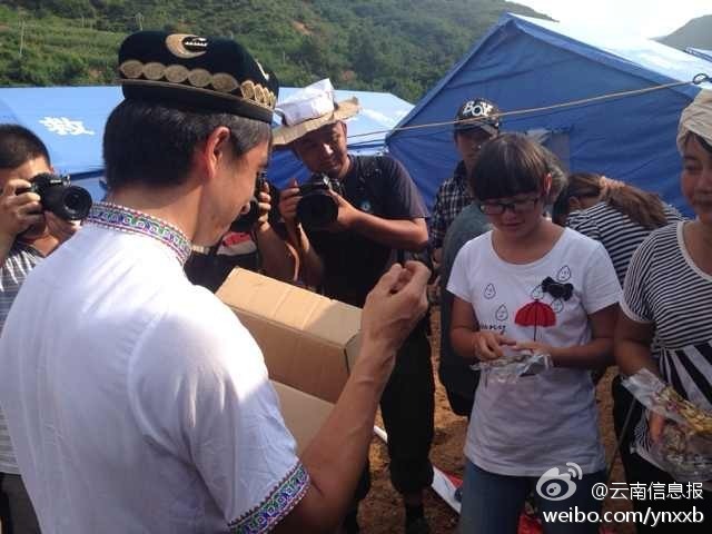 “切糕王子”阿迪力帶著重達(dá)5噸、價(jià)值50萬元的切糕于7日下午抵達(dá)魯?shù)榈卣鹫鹬旋堫^山鎮(zhèn)。