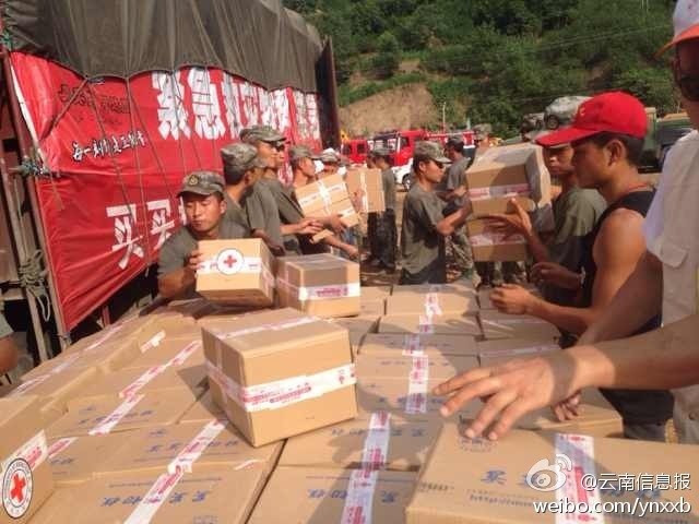 第14集團(tuán)軍官兵協(xié)助阿迪力將1100余箱切糕從貨車上卸下。