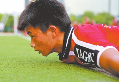 　南京天氣炎熱，地表溫度有時達到40℃以上，烈日下孩子們的衣服濕了又干、干了又濕。